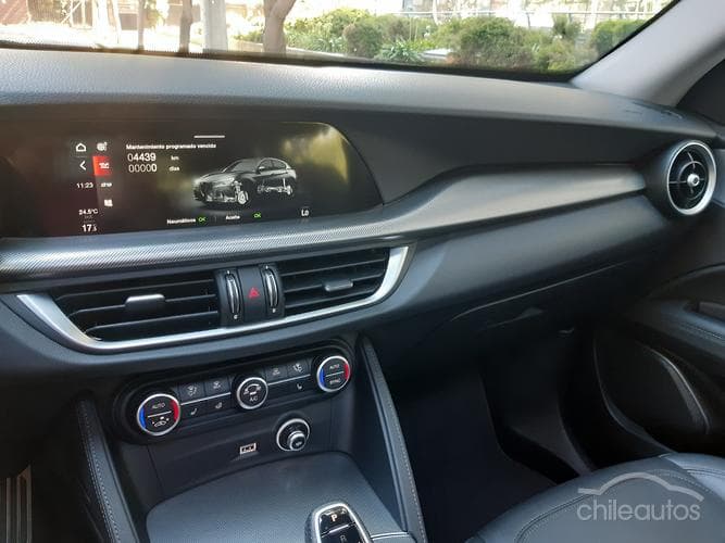 Alfa Romeo Stelvio 8